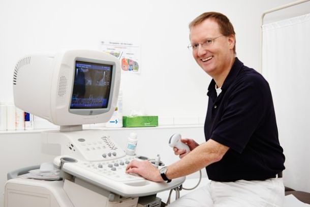 Dr. Wessinghage beim Ultraschall