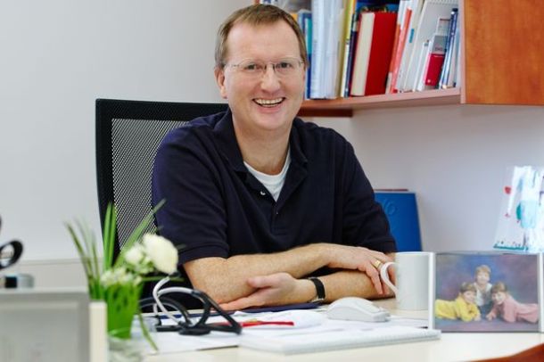 Dr. Matthias Wessinghage am Schreibtisch